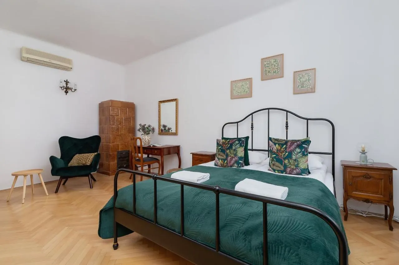 Spacious Retro Apartment In The Center Of Cracow By Noclegi Renters Kraków