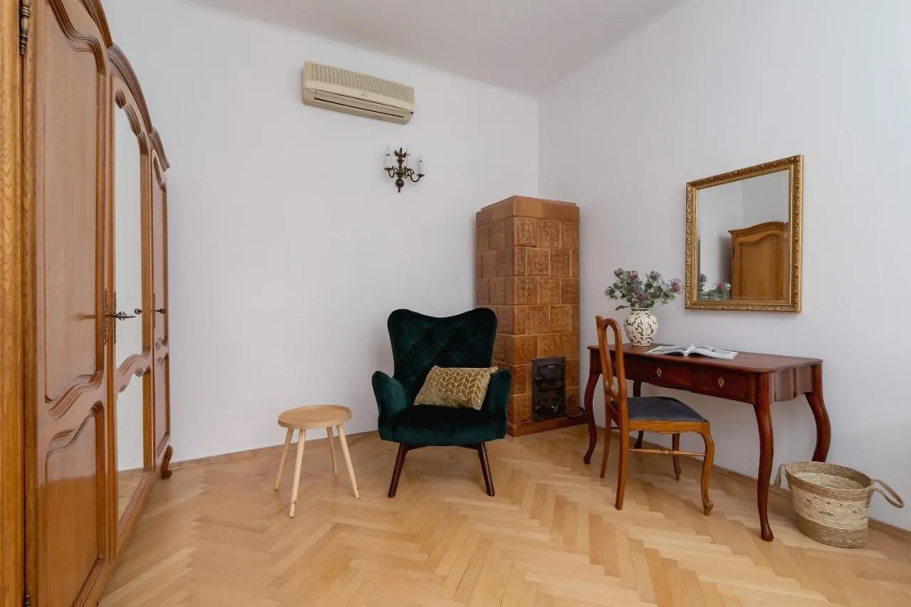 Spacious Retro Apartment In The Center Of Cracow By Noclegi Renters Kraków