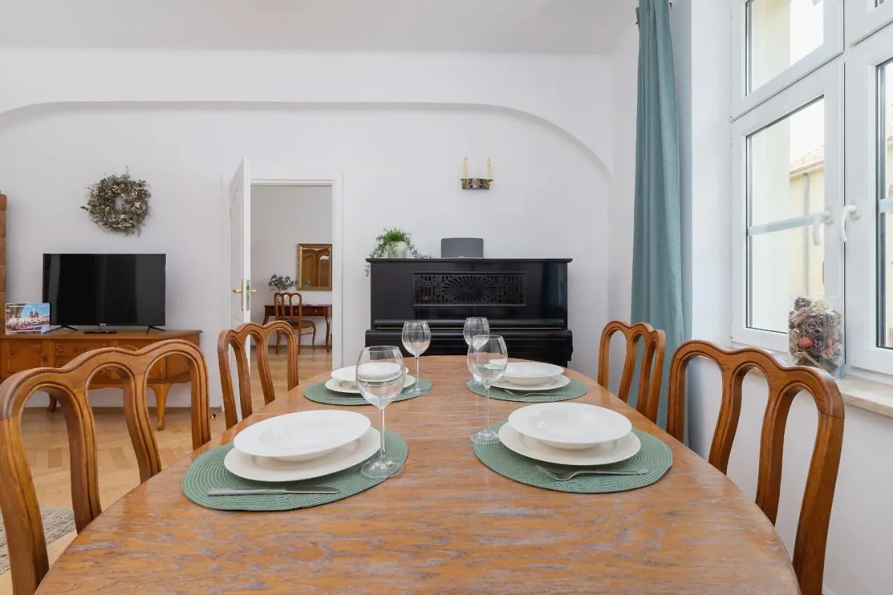 Spacious Retro Apartment In The Center Of Cracow By Noclegi Renters Kraków Polska
