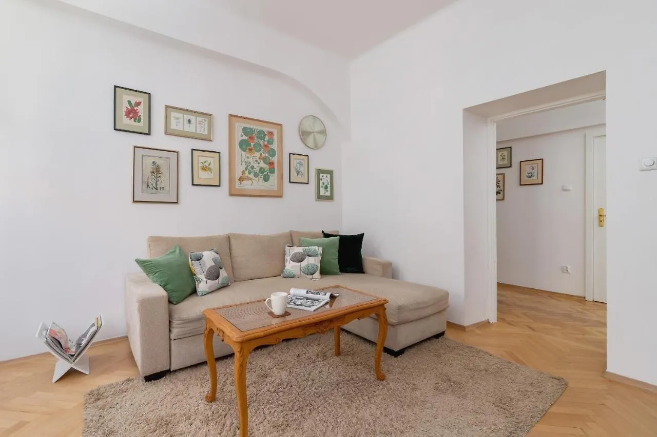 Spacious Retro Apartment In The Center Of Cracow By Noclegi Renters Kraków Polska