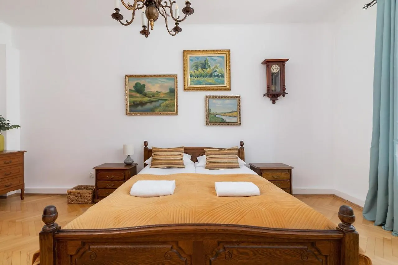 Spacious Retro Apartment In The Center Of Cracow By Noclegi Renters Krakow